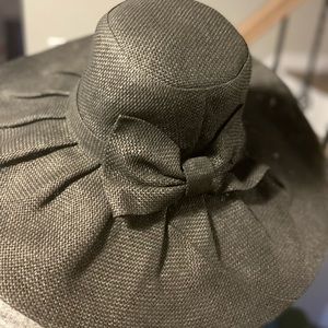 Large floppy hat in black